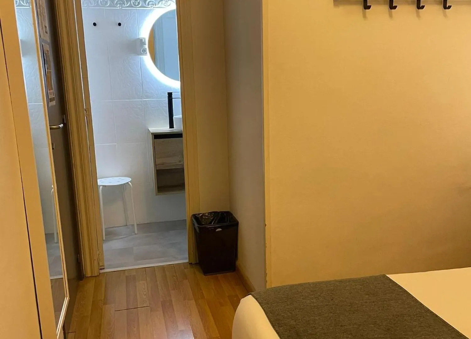 Hostal El Ninot Barcelona Guest house